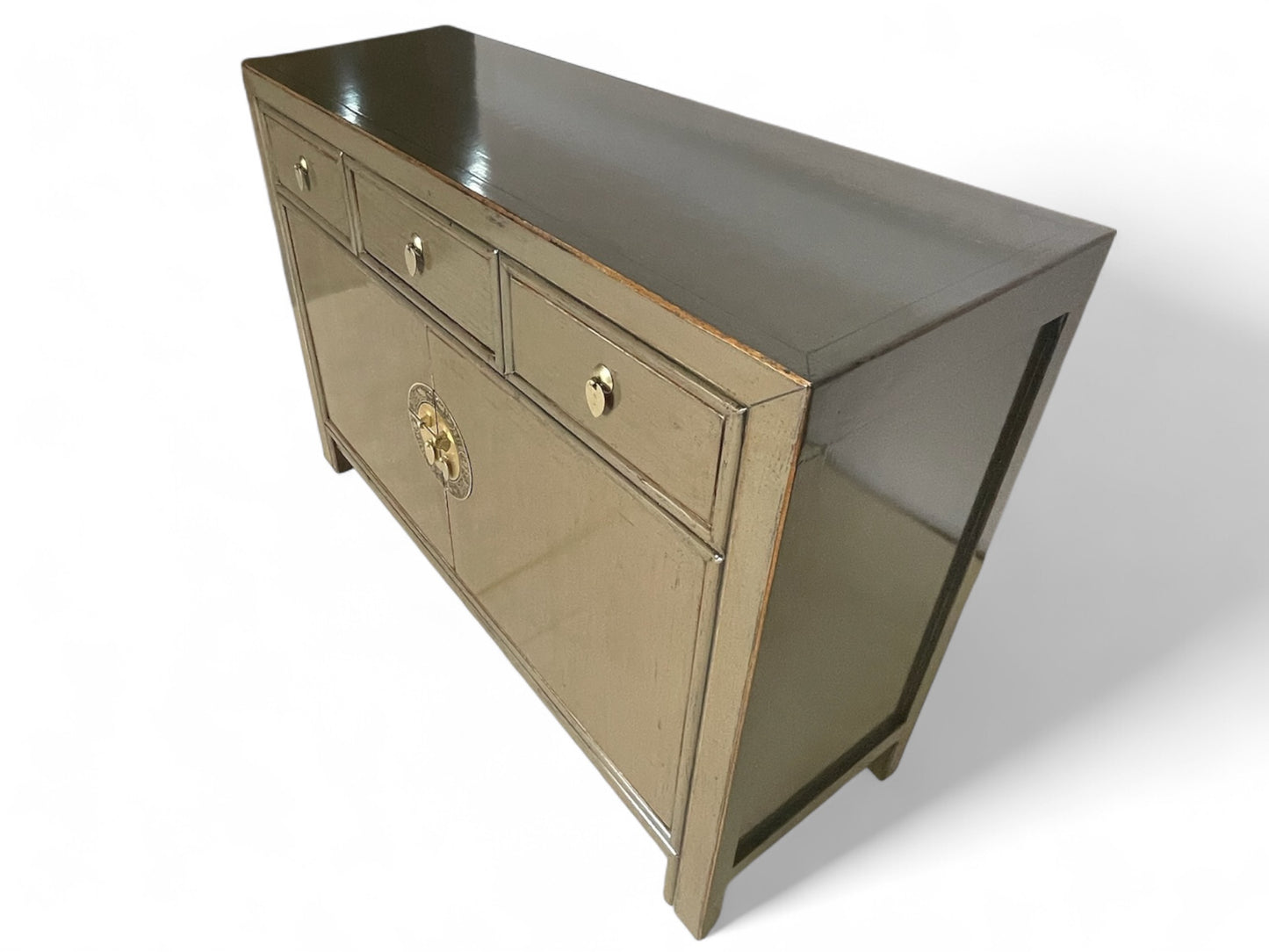 Hellbraunes chinesisches Sideboard aus der Vogelperspektive linksseitig, mit matter, eleganter Oberfläche.
