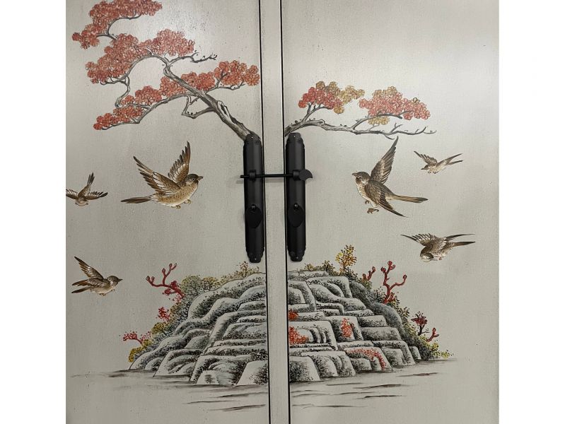 Nahaufnahme der bemalten Türen des Schranks, mit Vögeln, Bäumen und Felsen im asiatischen Stil in feinen Farben gestaltet.