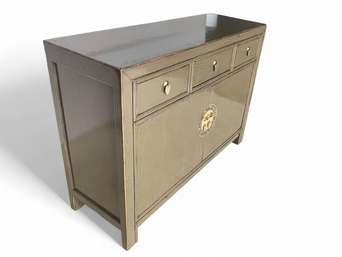 Hellbraunes chinesisches Sideboard aus der Vogelperspektive linksseitig, mit matter, eleganter Oberfläche.