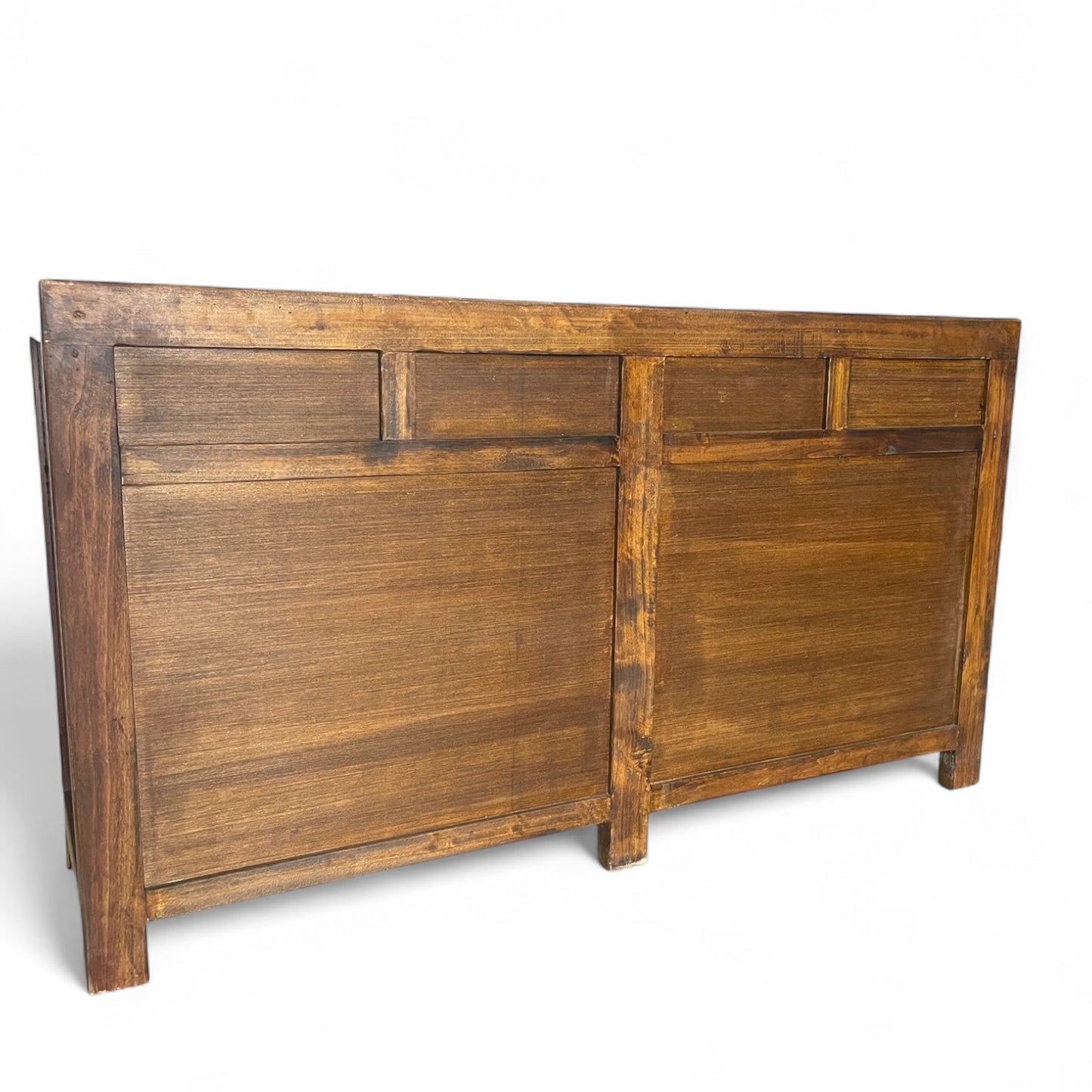 Rückseite einer roten Kommode aus naturbelassenem, mittelbraunem Holz.