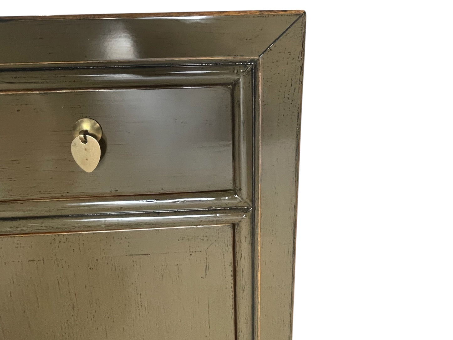 Detailansicht der rechten oberen Ecke des Sideboards mit sichtbarer Maserung und Messingbeschlag.