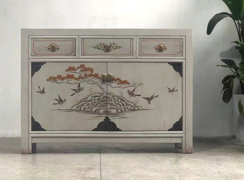 Frontale Gesamtansicht des Sideboards mit Vogel- und Landschaftsmotiv auf den Türen und dekorativen Schubladengriffen.