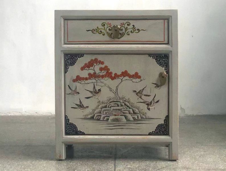Frontalansicht des asiatisch inspirierten Schranks mit floraler Malerei auf der Tür und einer verzierten Schublade darüber.