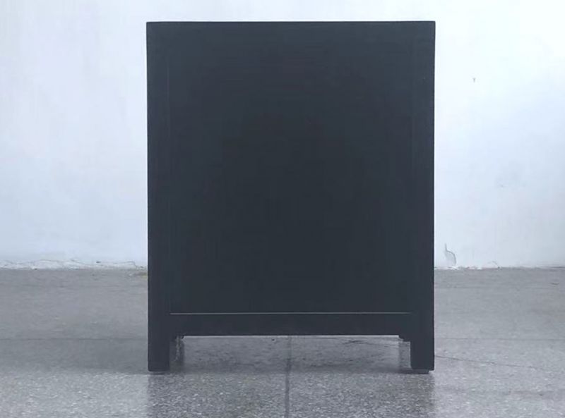 Rückansicht eines weiß gestrichenen Schränkchens mit schlichter, glatter Oberfläche vor neutralem Hintergrund.