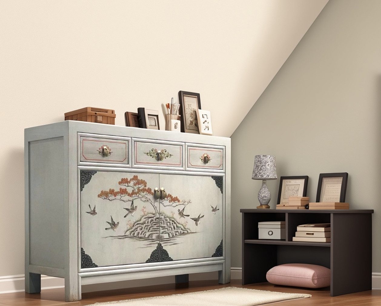 Vintage-Kommode mit asiatischem Landschaftsmotiv, aufgestellt unter einer Dachschräge neben einem schwarzen Regal und dekorativen Wohnaccessoires.