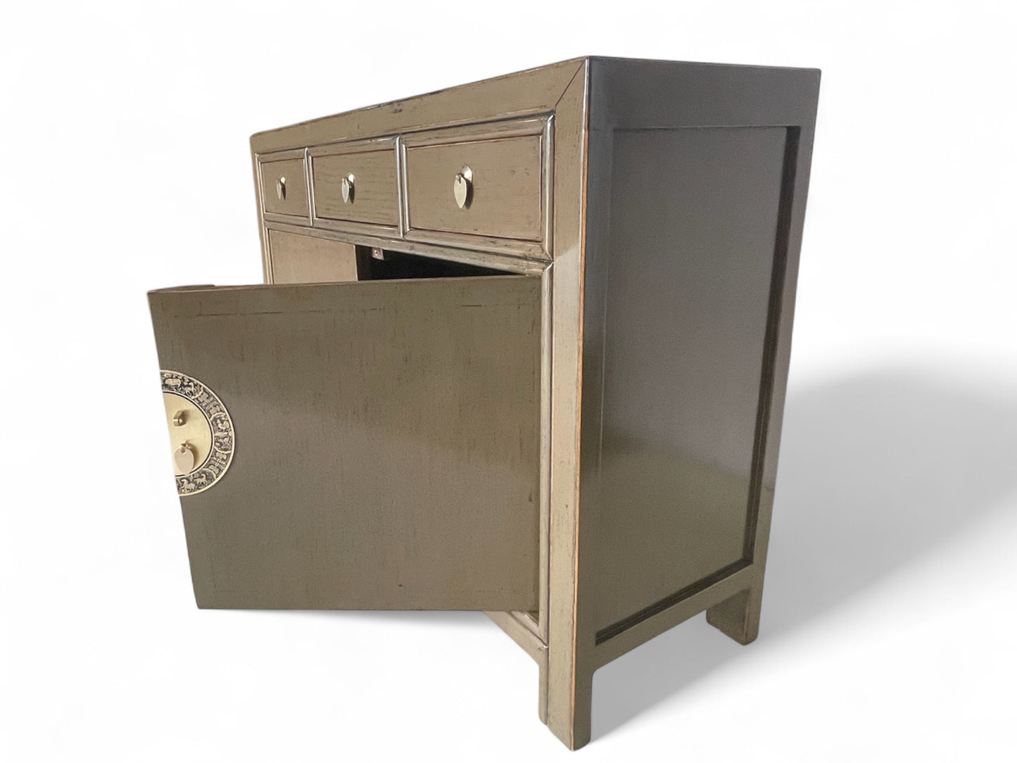 Hellbraunes Sideboard mit geöffneter Tür, sichtbarem Innenraum und leicht abgeschrägter Perspektive.