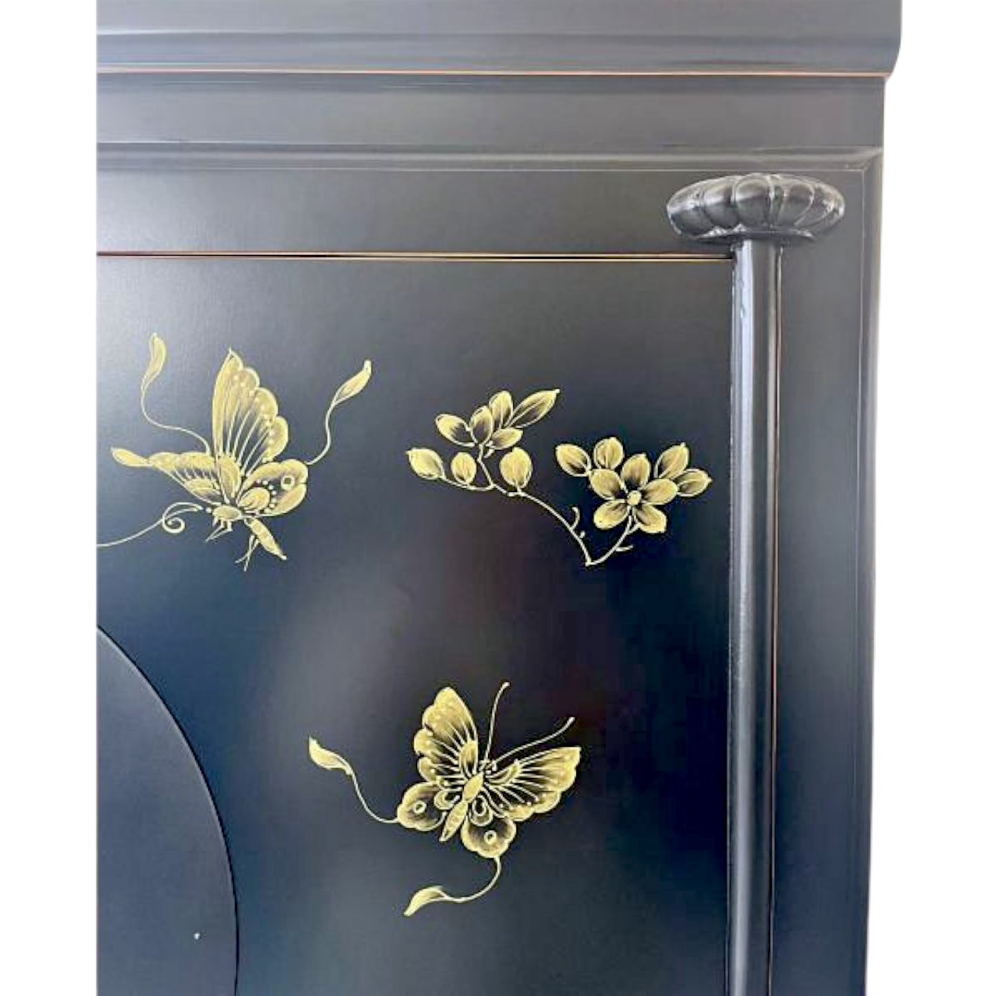 Dekorative Seitenansicht eines schwarzen Schranks mit goldenen Schmetterlingen und Blüten.