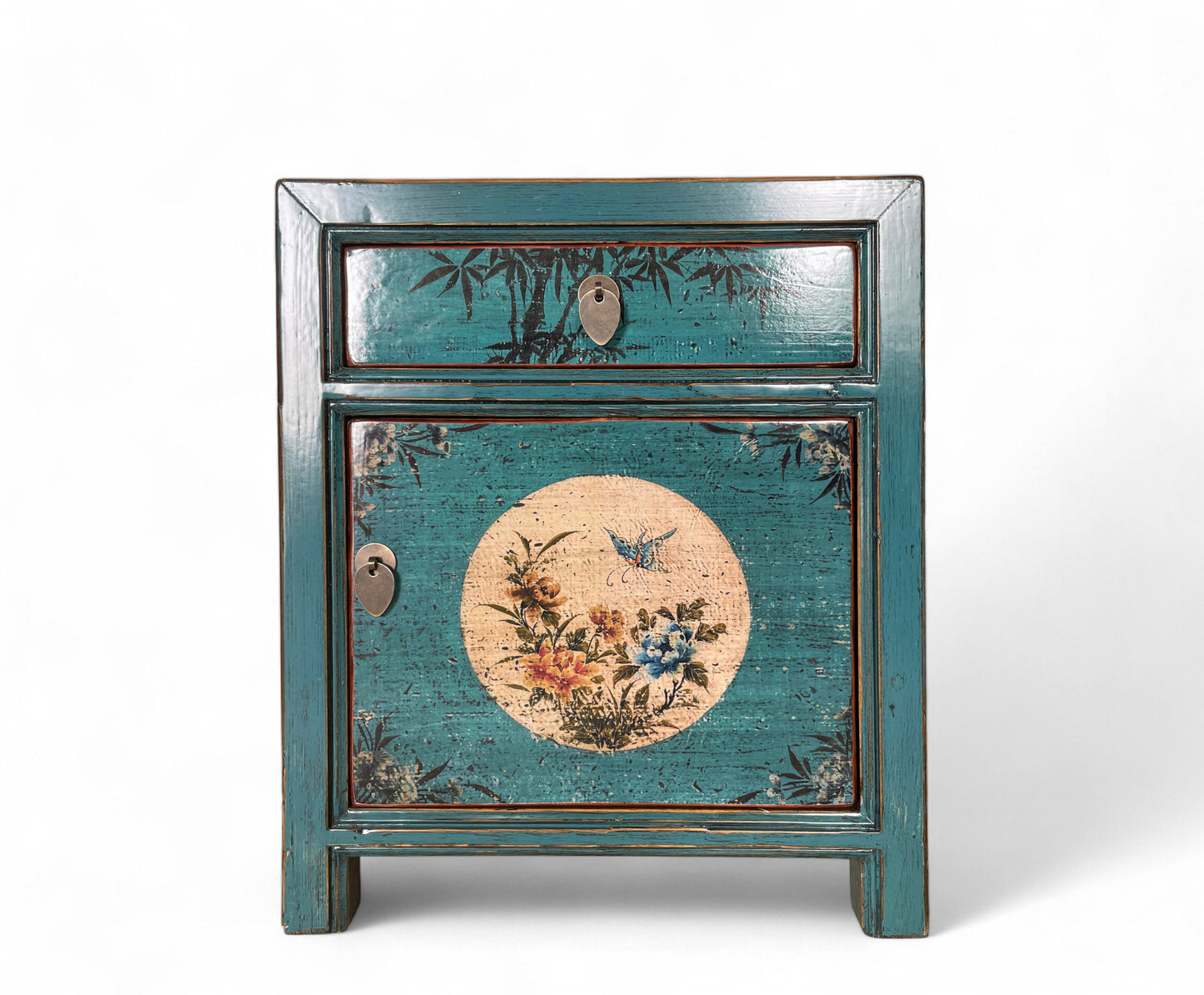 Frontalansicht eines asiatischen Schranks mit floraler Rundmalerei auf der Tür, Bambusmotiv auf der Schublade und mattem blauem Rahmen.