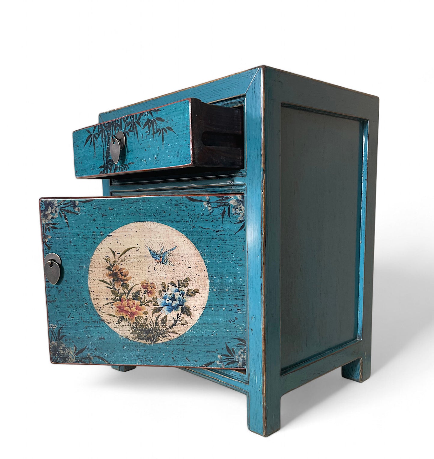 Seitenansicht eines geöffneten Nachtschranks in Blau mit floral bemalter Tür und Schublade, dekoriert mit Bambusillustration.