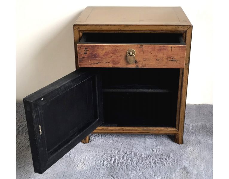 Kleiner rustikaler Holzschrank mit geöffneter Tür und offener Schublade, schwarzem Innenraum und natürlicher Patina.