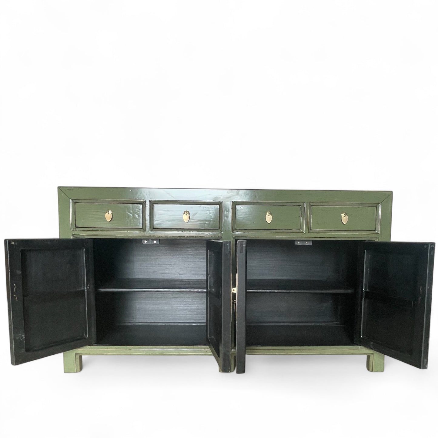 Frontansicht eines grünen Sideboards mit allen Schranktüren geöffnet, schwarzem Innenraum und mittigen Ablagebrettern.