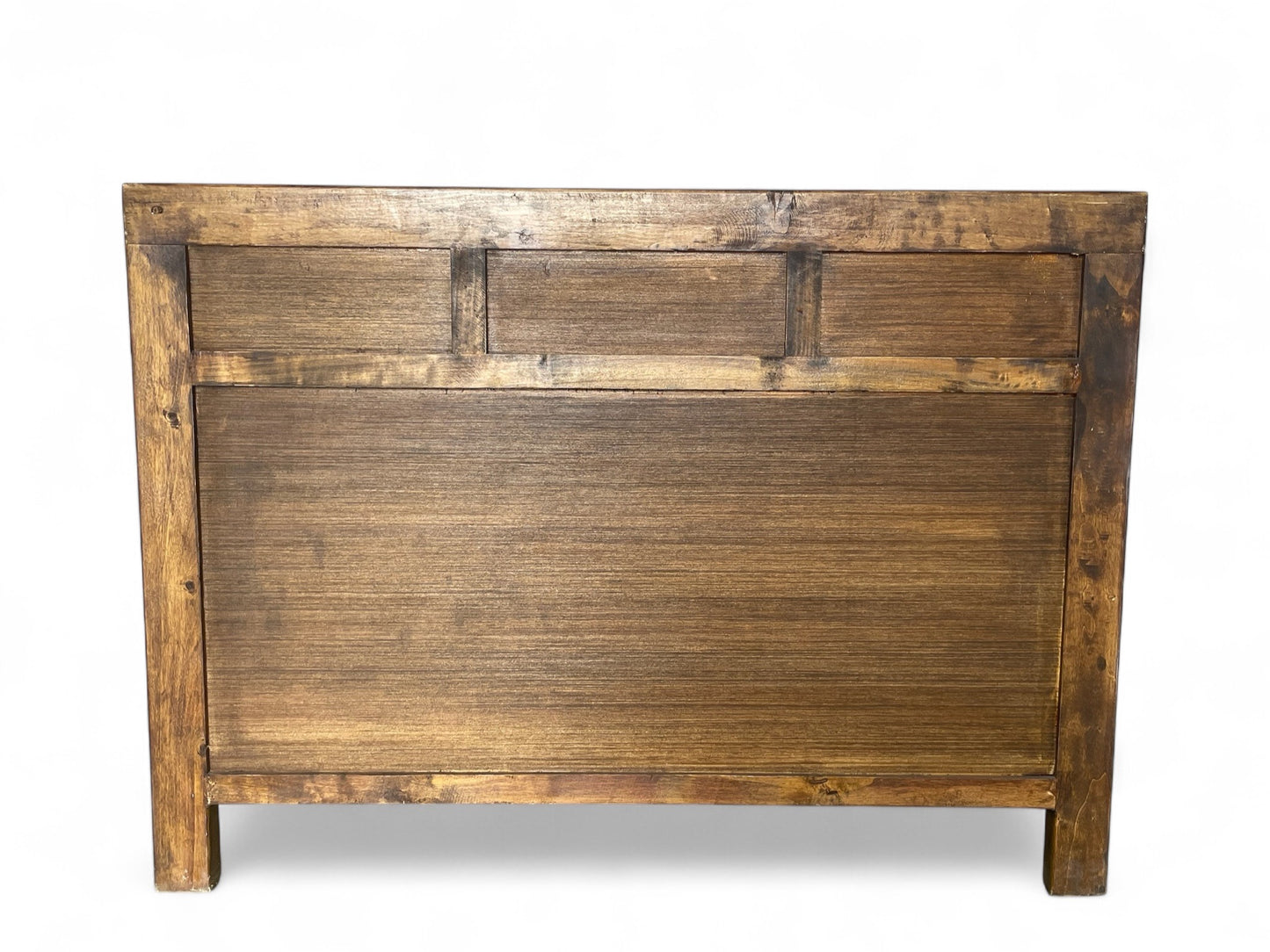 Rückansicht einer Holzkommode mit naturbelassener Oberfläche und schlichter, geradliniger Bauweise.
