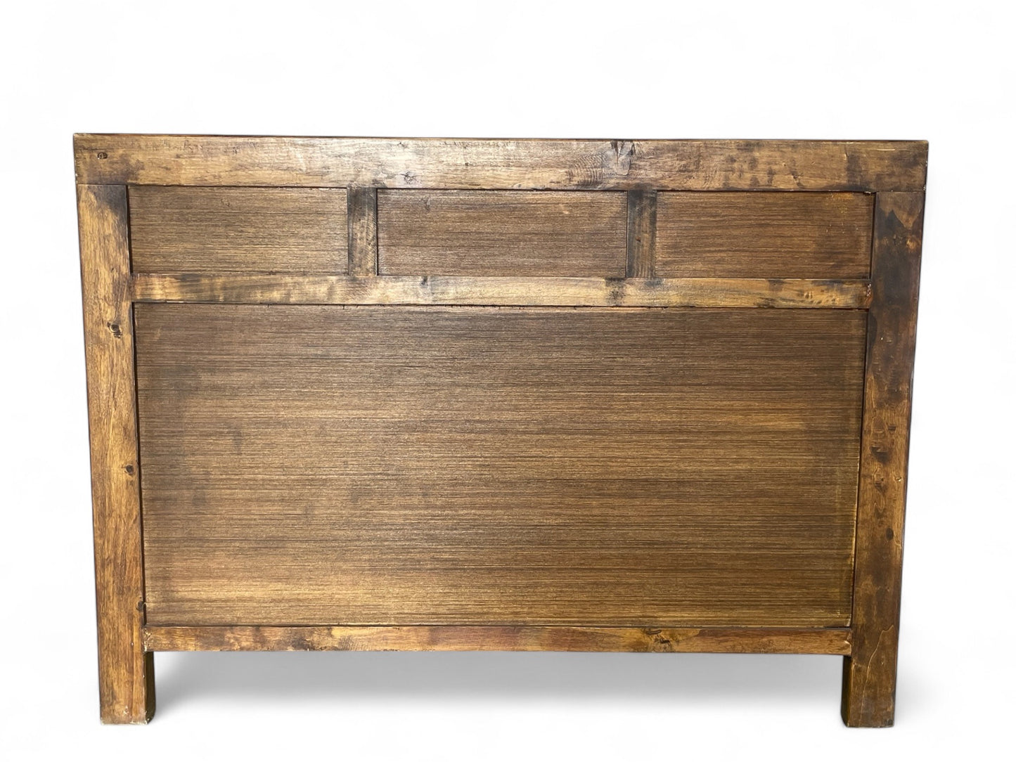 Rückansicht einer Kommode aus naturbelassenem Holz mit schlichter, rechteckiger Form und geradlinigem Design.