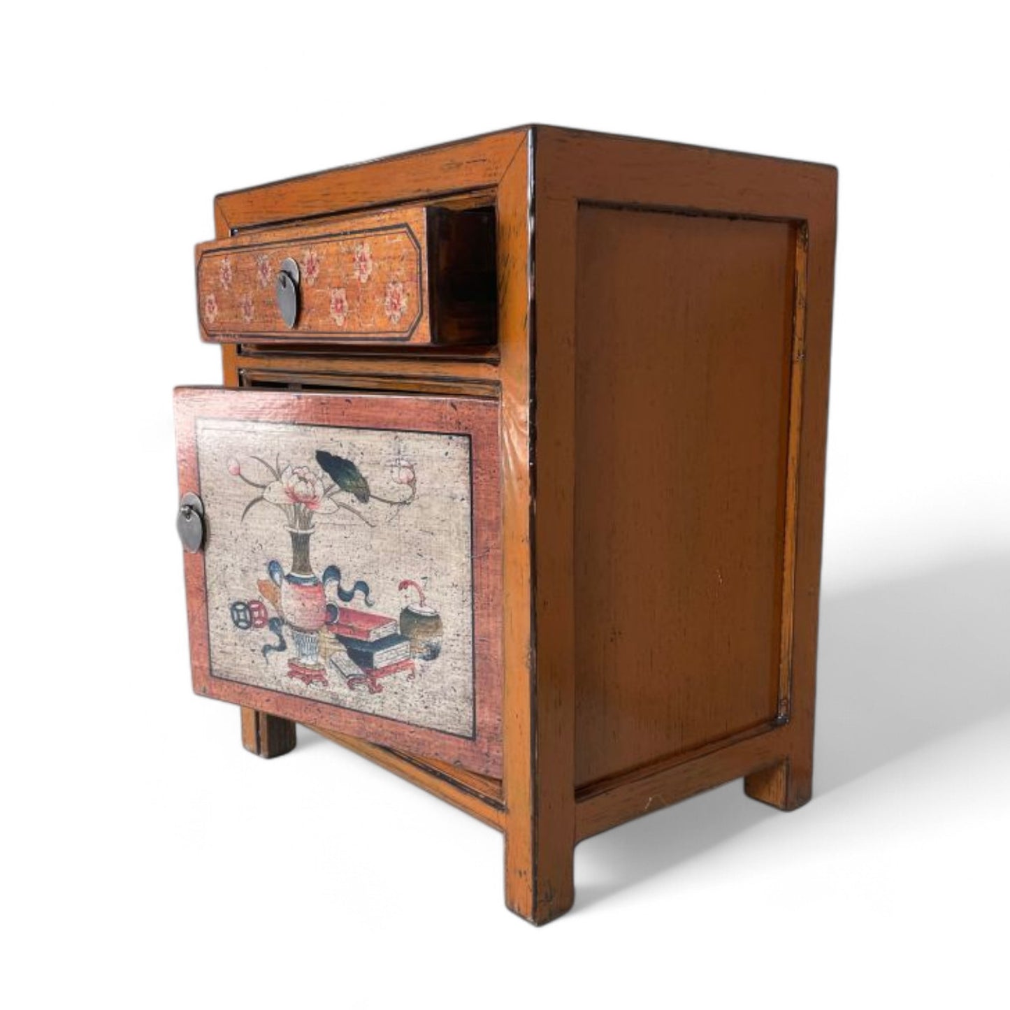 Asiatischer Nachtschrank mit geöffneter, kunstvoll bemalter Tür und dekorativer Schublade mit floralem Muster