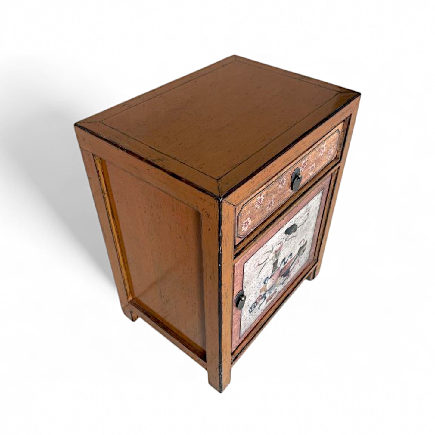 Antiker asiatischer Nachtschrank aus honigfarbenem Holz mit floraler Schublade und bemalter Tür, von schräg oben fotografiert.