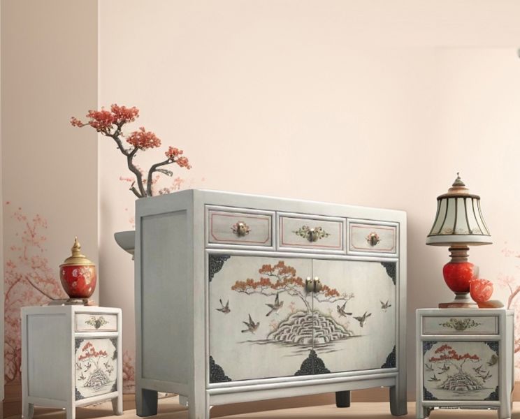 Alternative Raumansicht mit asiatischem Sideboard und passenden Nachttischen in hellem Setting mit Blüten- und Baumdekor.