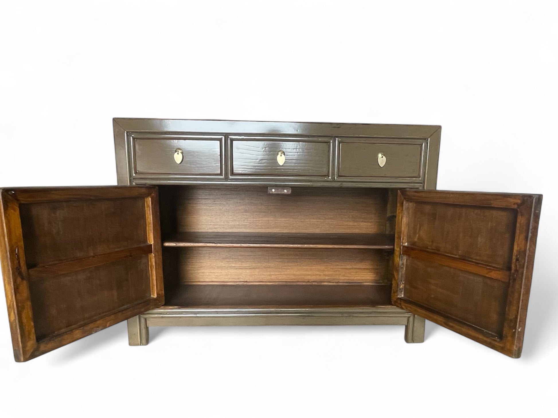 Geöffnetes hellbraunes Sideboard mit zwei Flügeltüren, sichtbarer Innenablage und naturbelassenem Innenholz.
